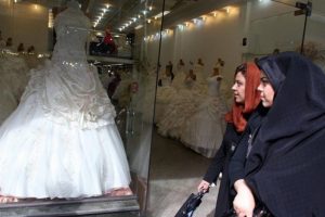 İran &ccedil;&ouml;p&ccedil;atanlığa soyundu