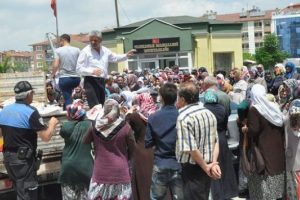 10 kiloluk un alabilmek muhtarlığa akın ettiler