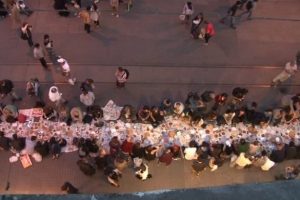 İstiklal Caddesi'nde yery&uuml;z&uuml; sofrası