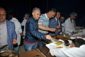Bursa'da Başkan &Ccedil;ağlayan ilk iftarını vatandaşlarla yaptı