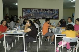 Bursa'da &uuml;niversitelilere her akşam iftar veriliyor