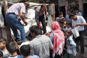 Dağlardan kamyonla getirdi, torbasını 3 liradan sattı