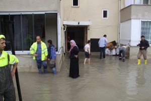 Sağanak yağış Bursa İneg&ouml;l'&uuml; de vurdu