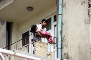 &Ccedil;ocuğunu rehin alarak boynuna ip ge&ccedil;irdi