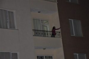 &Ouml;fkeli kadın ortalığı birbirine kattı!