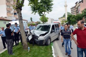 Bursa'da polis &ccedil;ocuğa &ccedil;arpmamak i&ccedil;in ağaca &ccedil;arptı!