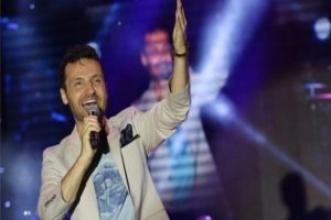 &Uuml;nl&uuml; şarkıcı sahnede fenalık ge&ccedil;irdi