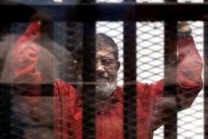 Mursi, ilk kez idam mahkumu kıyafetiyle mahkemede