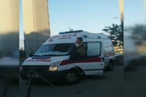 Ambulans şof&ouml;r&uuml;nden anonsla babalar g&uuml;n&uuml; kutlaması