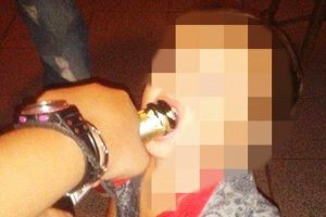 Oğluna zorla i&ccedil;ki i&ccedil;iren kadın polis tarafından aranıyor