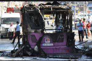 İETT otob&uuml;s&uuml; &uuml;st ge&ccedil;ide &ccedil;arpınca patlama oldu