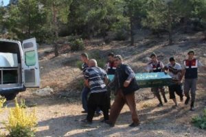 Ormanda bir kadınla birlikte oldu; sabah ağaca asılı bulundu