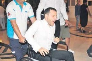Sinan &Ouml;zen sahneye &ccedil;ıkarken yaralandı...