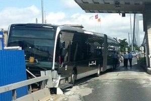 Boğazi&ccedil;i K&ouml;pr&uuml;s&uuml;'nde metrob&uuml;s kazası