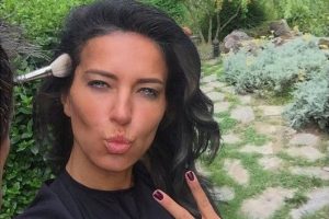 Burcu Esmersoy sa&ccedil;larını siyaha boyadı...