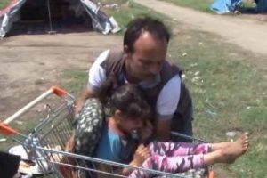 Bursa'da zihinsel engelli kızın 'market arabası' &ccedil;ilesi y&uuml;rek burkuyor!