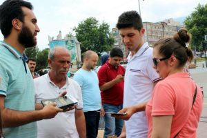 Bursa'da mendil satan &ccedil;ocuğa para vermenin cezası 208 lira!