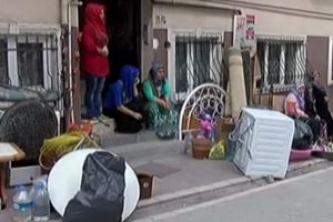Satın aldıkları evden Ramazan g&uuml;n&uuml; atıldılar