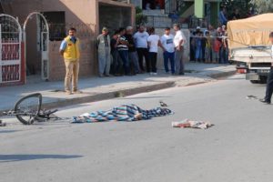 Bisikletiyle kamyonetin altına girdi