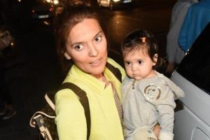 Demet Akalın kızı Hira ile poz verdi...