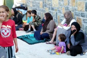 Suriyeliler okul bah&ccedil;esine toplandı