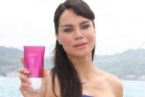 Ebru'nun y&uuml;z&uuml;ne ne oldu b&ouml;yle?...
