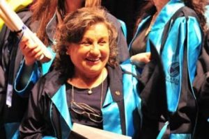 Emekli &ouml;ğretmen 72 yaşında yeniden mezun oldu