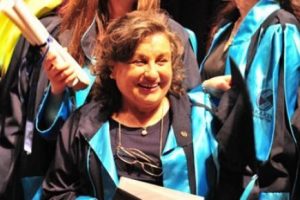 Emekli &ouml;ğretmen 72 yaşında yeniden mezun oldu