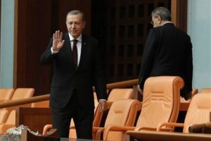 Erdoğan TBMM'nin a&ccedil;ılışına katıldı, muhalefet ayağa kalkmadı