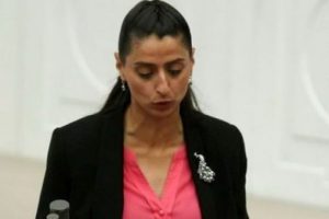 T&uuml;rk&ccedil;e bilmeyen Feleknas Uca yemin etti