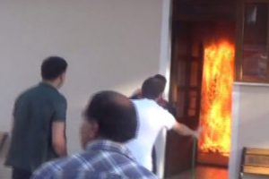 Camide &uuml;zerine benzin d&ouml;kerek kendini yaktı