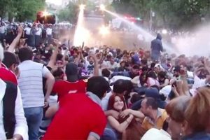 Ermenistan'da halk, sarayın kapısına dayandı