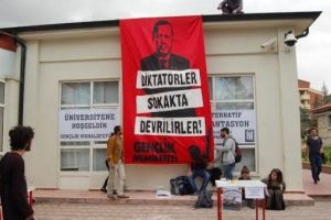 'Diktat&ouml;rler sokakta devrilir' pankartına d&ouml;rt yıl hapis isteniyor