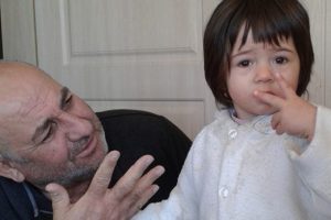 Babasının aracının altında kalan 2 yaşındaki kız &ouml;ld&uuml;