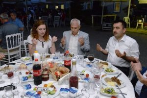 Bursa Nil&uuml;fer ailesi iftarda bir araya geldi