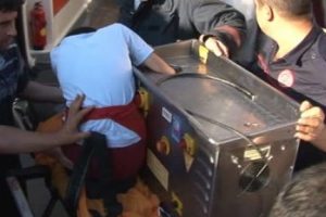 Kolunu kaptırdığı kıyma makinesiyle hastaneye gitti