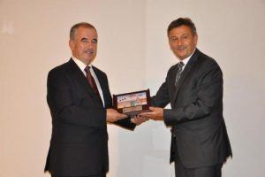 Bardakoğlu'ndan Bursa'da &ouml;nemli a&ccedil;ıklamalar: Geleneksel dini bilgi, demokratik yaşama uygun değil