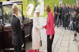 Krali&ccedil;e Elizabeth Almanya Başbakan ile g&ouml;r&uuml;şt&uuml;