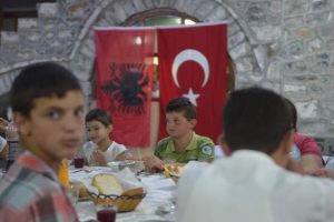 Diyanet Vakfı Arnavutluk'ta iyilik sofrası kurdu