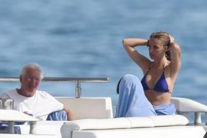 Richard Gere, 33 yaş k&uuml;&ccedil;&uuml;k sevgilisiyle g&uuml;n&uuml;n&uuml; g&uuml;n ediyor...