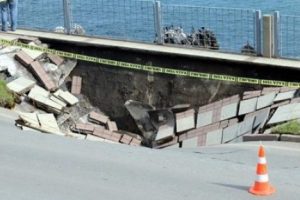 Zonguldak'ta sahil yolunda &ccedil;&ouml;kme meydana geldi