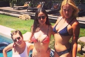 52 Yaşındaki Demi Moore gen&ccedil; kızlara taş &ccedil;ıkarttı...