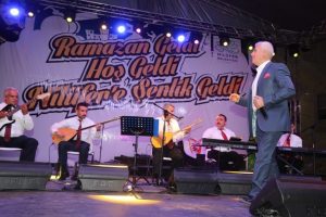 Bursa Nil&uuml;fer'de Ramazan Sokağı'nda Başkanlar'dan mini konser