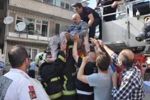 Bursa'da yaşlı adam yangında mahsur kaldı!