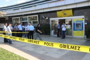Y&uuml;z&uuml;ne tıraş k&ouml;p&uuml;ğ&uuml; s&uuml;r&uuml;p PTT'yi soydu