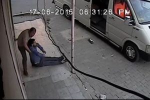 Minib&uuml;sten indirilip kaldırıma terk edilen gen&ccedil; hayatını kaybetti