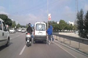 Bursa'da, kazaya davetiye &ccedil;ıkartan yardım