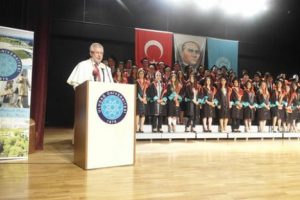 Uludağ &Uuml;niversitesi'nde mezuniyet coşkusu