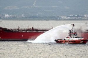 &Ccedil;anakkale'de yolcu gemisiyle tanker &ccedil;arpıştı!