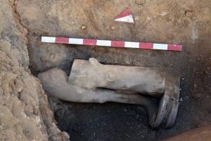 İnşaat kazısında tarihi heykel bulundu